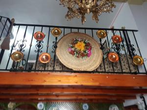 埃尔罗西奥Apartamento de Lujo en Puente del Rey El Rocio的楼梯顶部插花的盘子