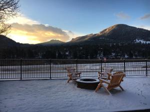 埃斯蒂斯帕克阿尔卑斯山小径岭汽车旅馆的坐在雪地火坑周围的一组椅子