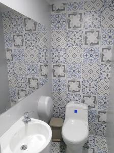 圣希尔La Mansion Hostel的浴室配有白色卫生间和盥洗盆。