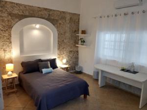 科苏梅尔Carlota Guest House的一间卧室配有一张床和一张白色的书桌