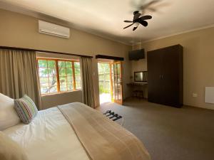 拉塞利亚拉塞利亚乡村庄园酒店的一间卧室配有一张床和吊扇