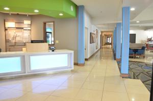 滑铁卢Holiday Inn Express- Waterloo/Cedar Falls, an IHG Hotel的一间医院的大厅,里面设有蓝色的柱子
