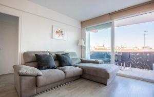 卡拉费尔Calafell playa lateral mar的带沙发和大窗户的客厅