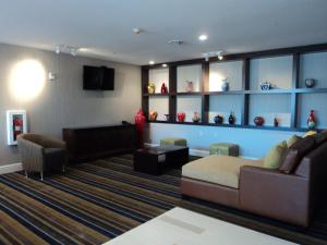 卡顿斯维尔卡顿斯维尔巴尔的摩智选假日酒店的客厅配有床和沙发