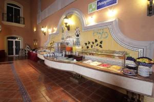 瓜纳华托瓜纳华托智选假日酒店的餐厅的自助餐点,展示着食物