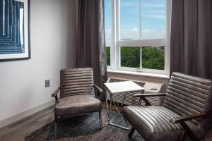 Holiday Inn Express - Boston South - Quincy, an IHG Hotel的休息区