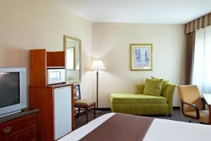 比洛克西比洛克西-海滩大道假日酒店的酒店客房,配有床和电视