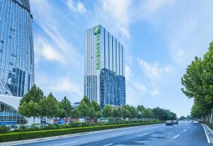 Yaoqiao郑州龙子湖智选假日酒店的道路一侧高大的建筑