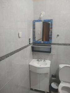 马拉圭Style Malargue a 100 mtrs del centro,ubicadisimo的一间带水槽、镜子和卫生间的浴室