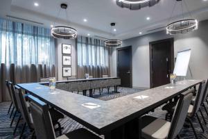 昆西Staybridge Suites - Quincy, an IHG Hotel的一间会议室,配有长桌子和椅子