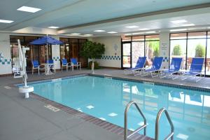 西布鲁波兹曼智选假日酒店内部或周边的泳池