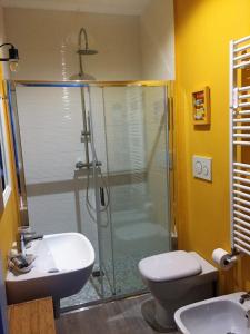 的里雅斯特B&B MonteCengio的带淋浴、卫生间和盥洗盆的浴室