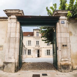欧塞尔La Villa Ribière的一座带开放式门的老建筑的入口