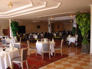 萨菲Hôtel Atlantique Panorama的宴会厅配有白色的桌椅
