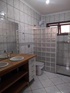 布卢梅瑙iUP HOUSE Hostel的一间带两个盥洗盆和卫生间的浴室