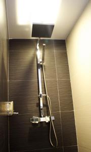 圣比森特德拉松谢拉松斯厄拉别墅酒店的墙上设有灯光淋浴的浴室