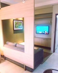 卡达斯诺瓦斯HOT SPRINGS HOTEL Caldas Novas-FLAT VIP的客房设有一张床和一台平面电视。