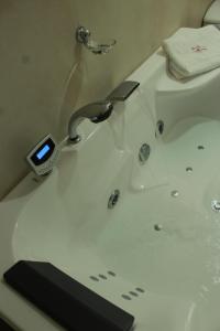 卡哈马卡Gran Hotel Guisama的浴室内带水龙头的盥洗盆