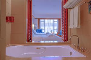 张家界张家界京武铂尔曼酒店（Ins红人首选）的带浴缸的浴室和卧室