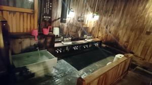 十和田谷地温泉日式旅馆的带浴缸和盥洗盆的浴室