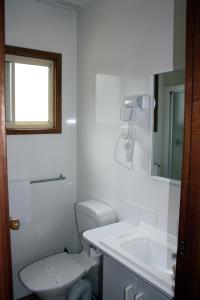 西摩BIG4 Seymour Holiday Park的白色的浴室设有卫生间和水槽。