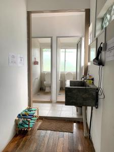 古晋Hornbill's Nest Kuching的一间带水槽和卫生间的浴室
