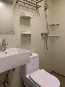 饭山市斑尾高原小木屋酒店的白色的浴室设有卫生间和水槽。