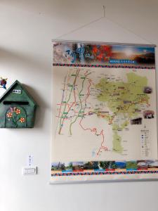 Leye悟 佐茶 Satori tea的挂在钟表旁边的墙上的地图