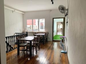 古晋Hornbill's Nest Kuching的一间带桌椅和镜子的用餐室