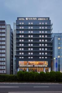 大阪Via Inn Prime Shinsaibashi Yotsubashi的前面有标志的建筑