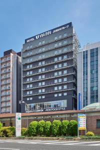 大阪Via Inn Prime Shinsaibashi Yotsubashi的建筑的侧面有标志