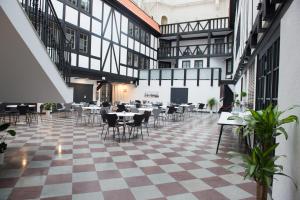 埃斯勒夫Hotel Stensson的餐厅设有格子地板和桌椅