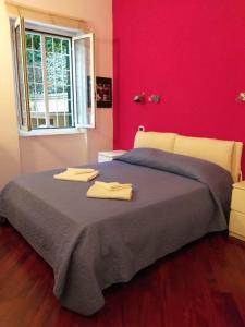 罗马Vacanze Romane con giardino的一间卧室配有一张床,上面有两条毛巾