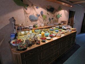 哈格瑙Gästehaus Ainser的自助餐,包括餐桌上的食品和饮料