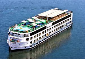 卢克索Jaz Crown Prince Nile Cruise - Every Monday from Luxor for 07 & 04 Nights - Every Friday From Aswan for 03 Nights的船上的人在水里游轮