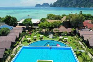 皮皮岛Phi Phi Andaman Legacy Resort的享有度假村游泳池的空中景致