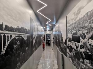 卢森堡JJ32的建筑物墙上挂有照片的走廊