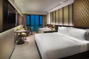 曼谷Chillax Heritage Hotel Khaosan - SHA Extra Plus的酒店客房设有一张大床和一间浴室。