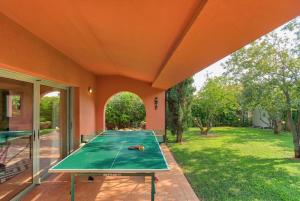苏尼翁Villa Casa Del Sol with private pool的坐在房子里的乒乓球桌
