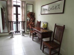 新加坡爱芬达酒店的一间带木桌和椅子的用餐室