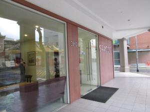 新加坡爱芬达酒店的大楼前方装有玻璃门的商店