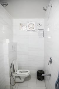 瓦拉纳西Moustache Varanasi的白色的浴室设有卫生间和淋浴。