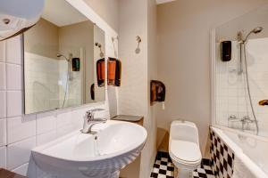 雷恩乐维多利亚餐厅酒店的一间带水槽和卫生间的浴室