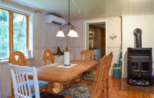 韦斯特维克Stunning Home In Vstervik With Kitchen的一间带木桌和炉灶的用餐室