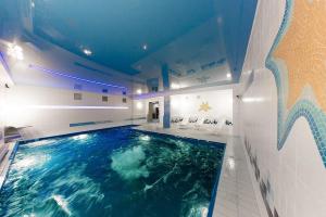 别尔茨克科罗娜酒店及SPA的室内游泳池,位于带游泳池楼层的房间