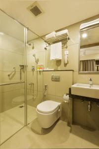 钦奈Floressa Randa, Porur的浴室配有卫生间、盥洗盆和淋浴。