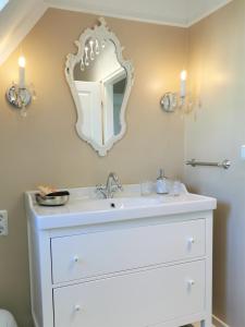 韦茨拉尔斯皮尔伯格公寓的浴室设有白色水槽和镜子