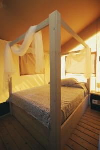 贝拉新镇Veragua. Glamping y Apartamentos turísticos的一间卧室配有一张带天蓬的双层床