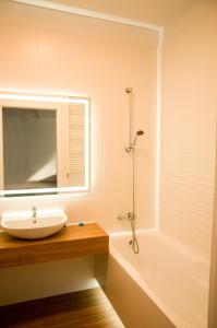 罗兹Apartament Blu的浴室配有盥洗盆和浴缸。