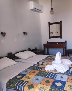 蒂加基Ipanema Hotel的酒店客房,配有两张带毛巾的床